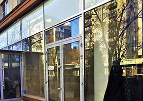 Остекление фасада магазина профилем «Алютех» в Краснодаре 