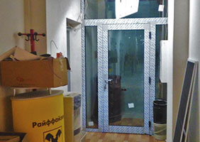 Изготовление дверей из профиля «Алютех» ALT C48 в офисе «Райфайзенбанк», г. Краснодар