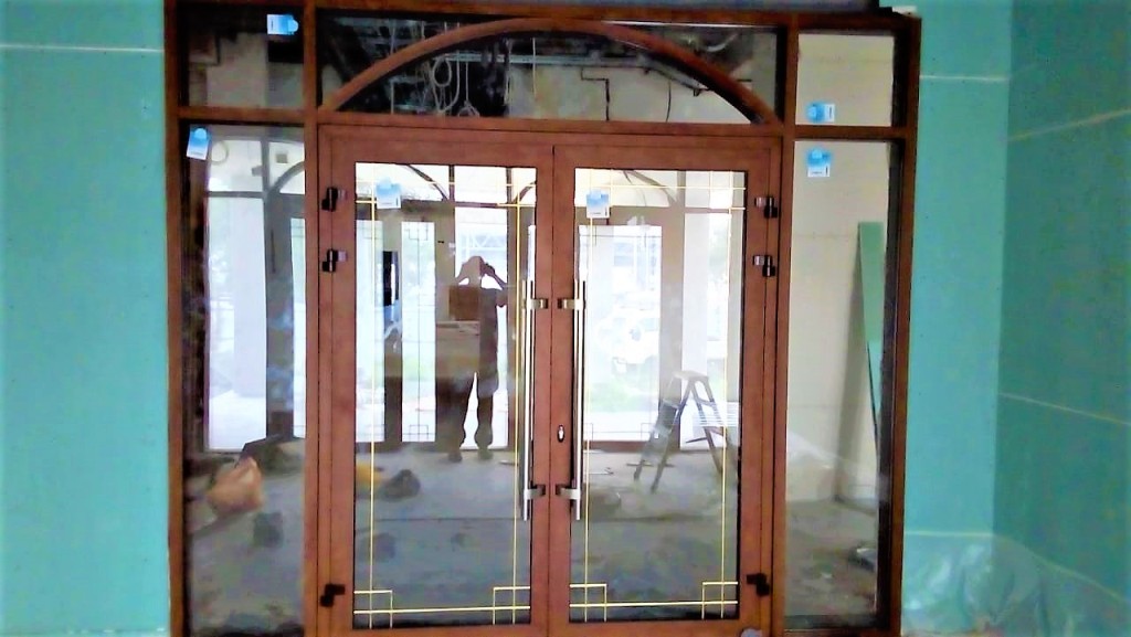 Изготовление и установка алюминиевых дверей в гостинице «Европа», г. Краснодар